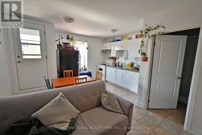 Photo - 1262 Bloor St W