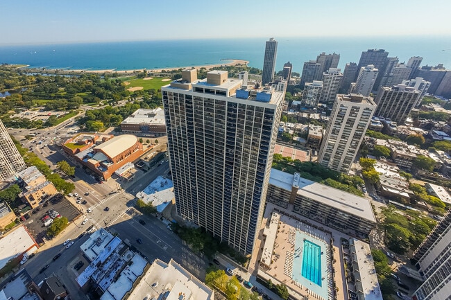 Photo - 1560 N Sandburg Terrace Unidad 4302