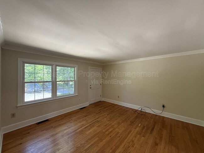 Photo - 216 W Broaddus Ave