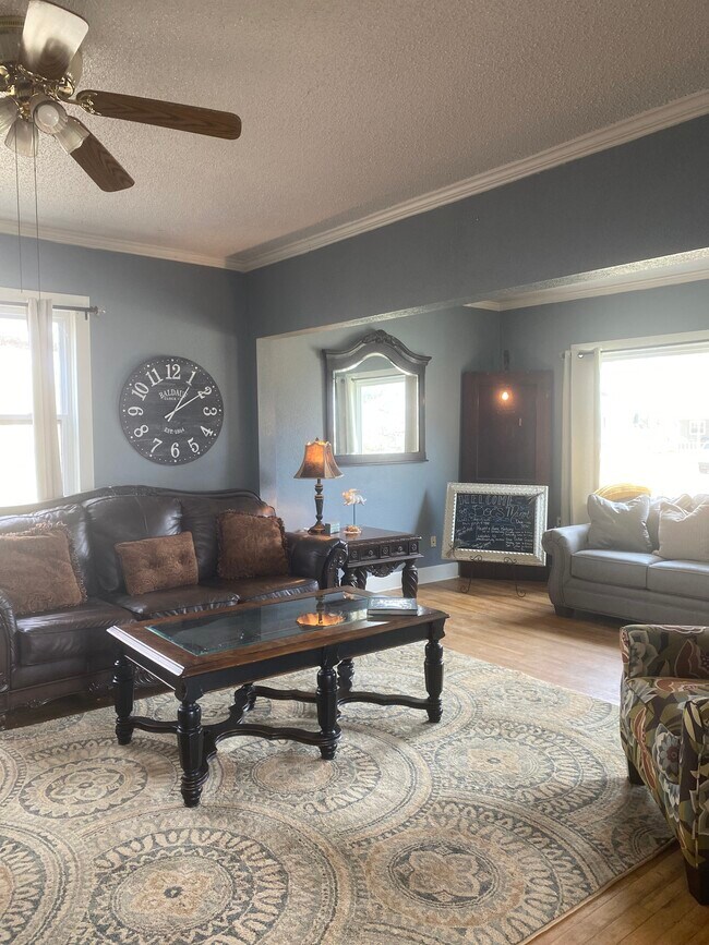 Extra-large living room - 710 N Main St