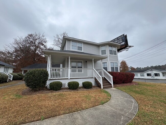 Building Photo - Large 3/2.5 House on Martha Berry Hwy- $1,495