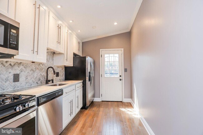 Photo - 544 Newton Pl NW