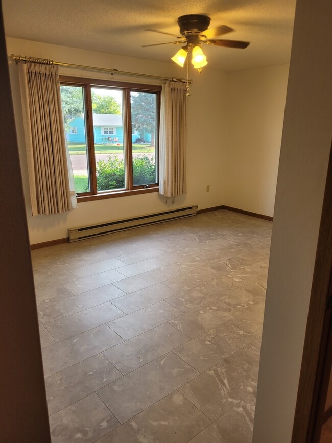 LIVING ROOM - 1101 W Elm Ave Unit 1