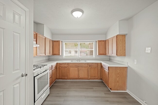 Photo - 2253 Collier St