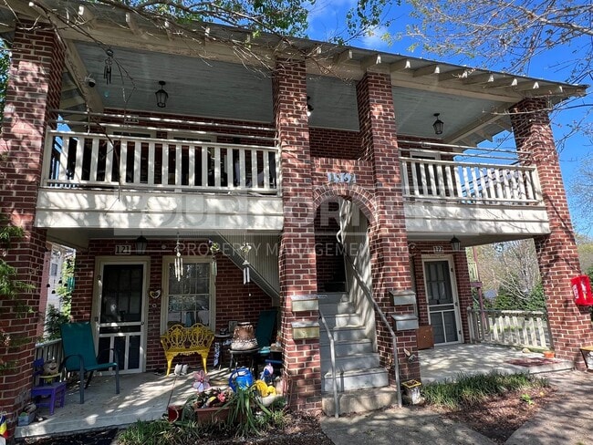 Building Photo - Beautiful 1 Bedroom 1 Bath Apartment Unit 122