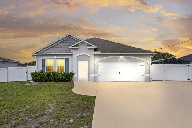 Photo - 681 SW Millard Dr