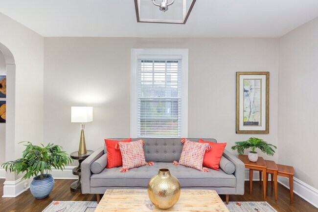 Photo - Available Now - Adorable and Spacious! 2 B... Casa