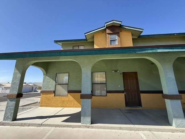 Building Photo - Pending 2 bed 2.5 bath great location BHCRENT.COM Unit 10