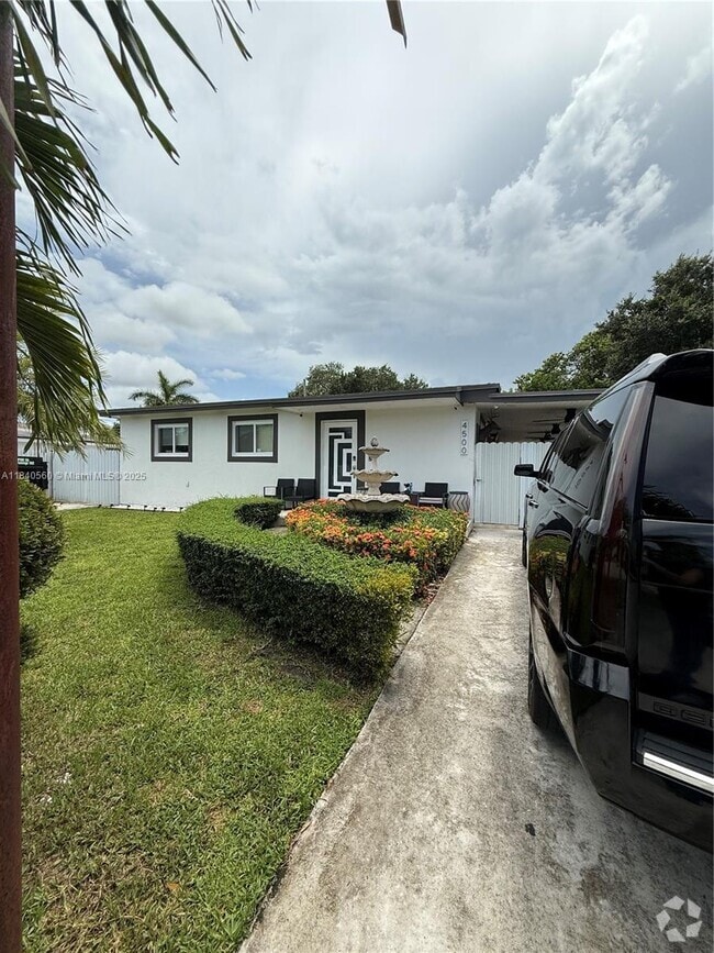 Building Photo - 4500 SW 31st Dr Unit A Rental