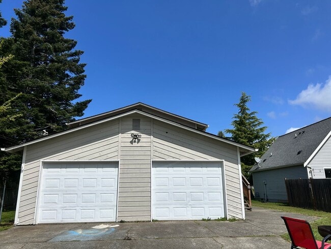 Building Photo - 1405 E Illinois St Unit B