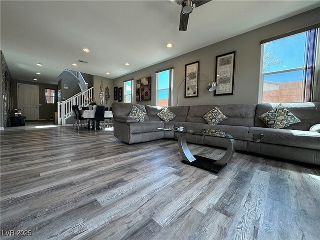 Photo - 745 Shiva St