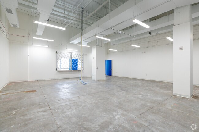 2600 pies cuadrados de espacio comercial - Nine North Euclid