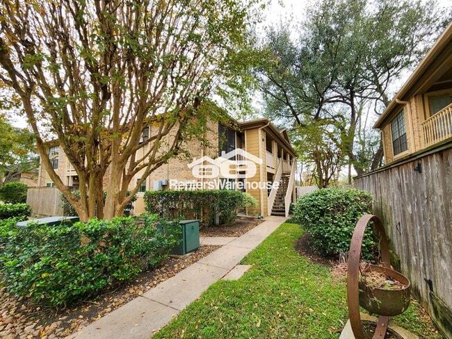 Building Photo - 1311 Antoine Dr