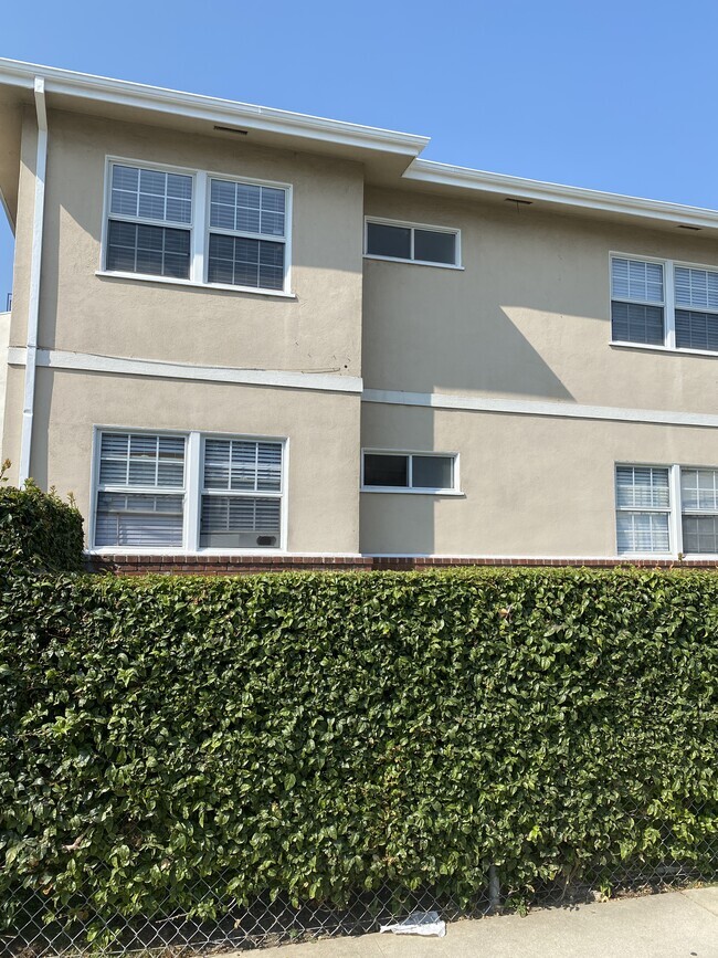 Front of building - 5310 Knowlton St Apartments Unit 5306