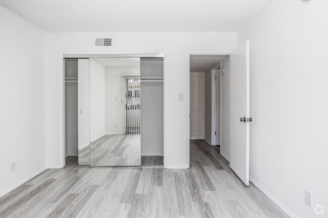 2BR, 2BA - 987 SF - 2031-2035 Dracena Drive