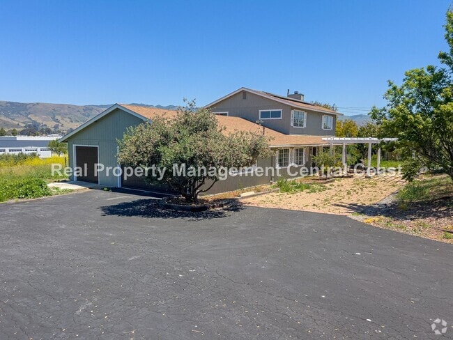 Building Photo - AVAILABLE NOW - Spacious Country Home in S...