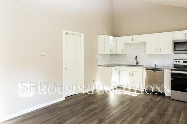 Photo - 1401 S Hedges Ave