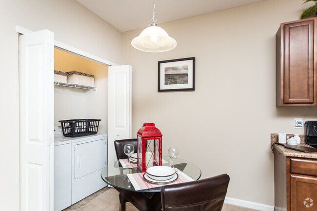 2BR, 2BA - 933 SF - The Easton