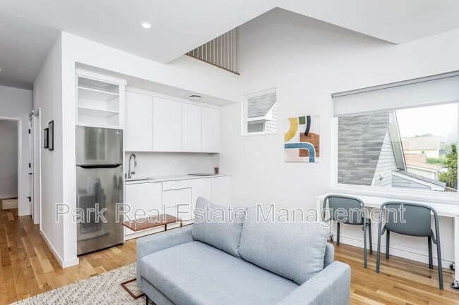 Building Photo - 323 S East St