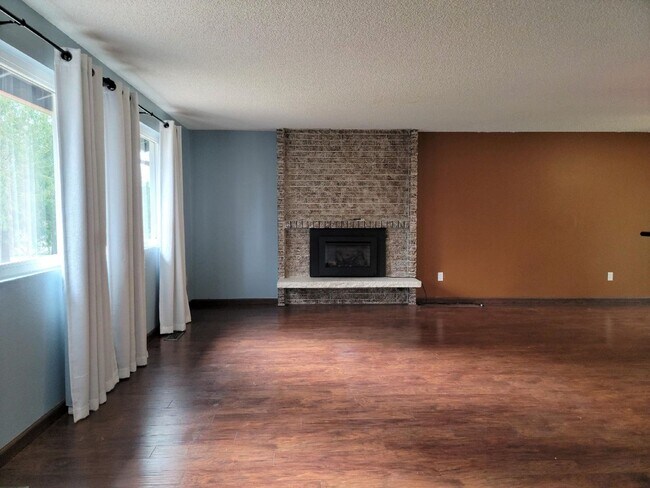 Photo - Pet Friendly 4 bedroom Home with Lots of Space for Everyone!