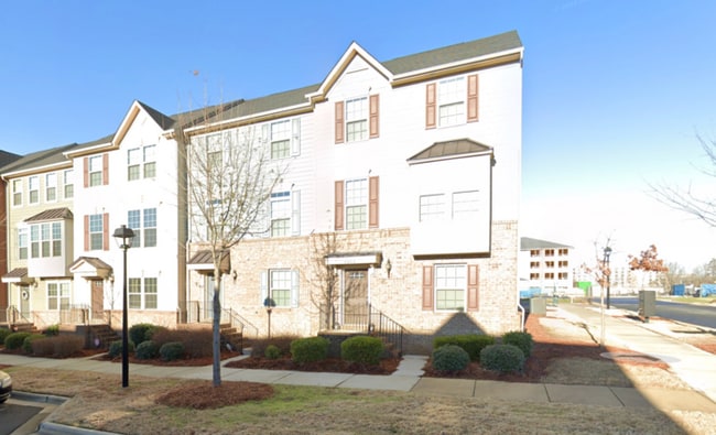 Building Photo - Beautiful 4BR Home w/ Garage Parking in Charlotte!