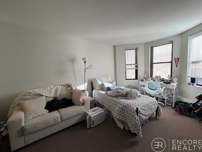 Photo - 843 Beacon St