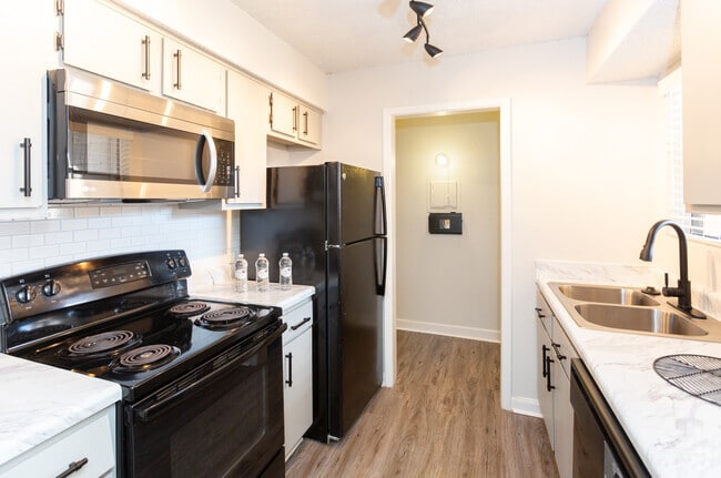 1BR, 1BA - 618 SF
