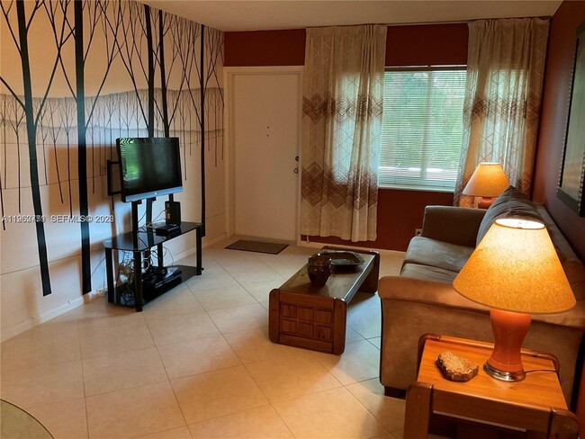 Building Photo - 2110 NE 39th St Unit 4B