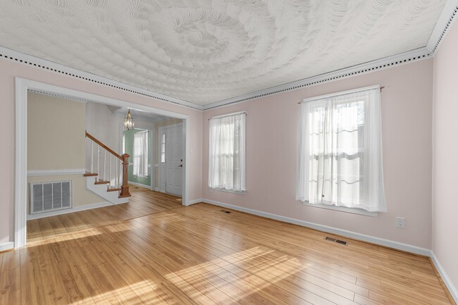 Photo - 832 Chalbourne Dr