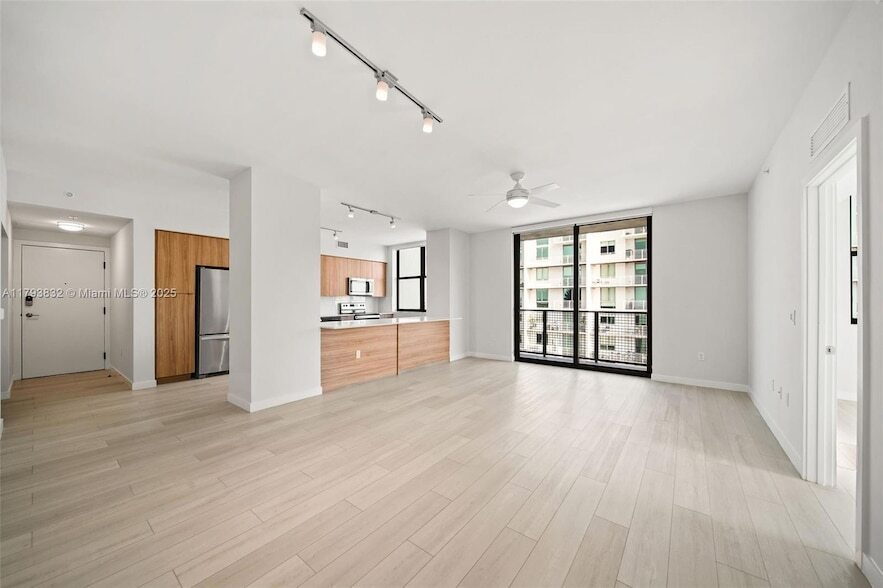 Photo - 555 NE 8th St