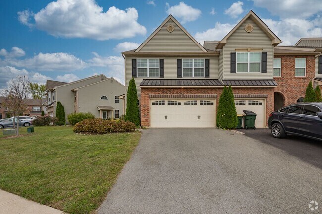 Building Photo - 3 bedroom Townhouse