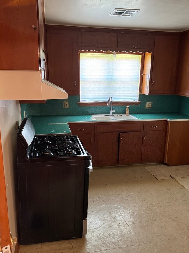 Photo - 229 E Xyler St