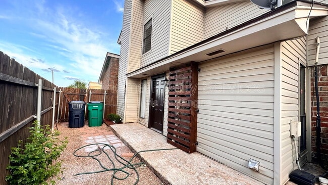 Photo - 6715 Lyrewood Ln