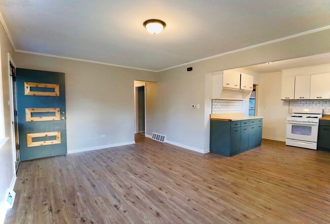 Photo - 423 Lawrence Ave