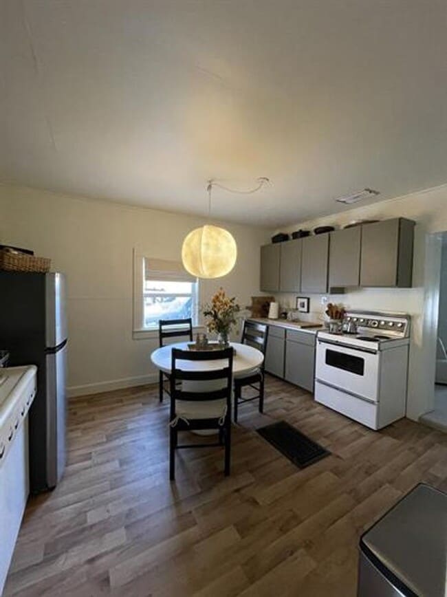 Building Photo - Beautiful remodeled 2 bedroom, 1 bath hous... Rental
