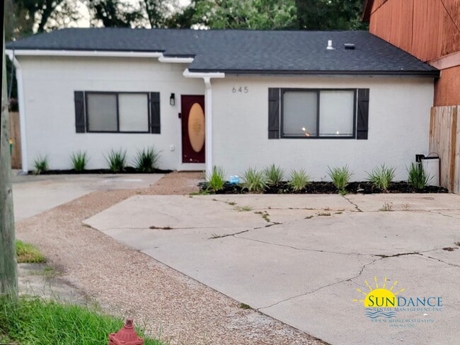 Building Photo - Fully Renovated Cul-de-sac Corner Lot Home in Fort Walton Beach!