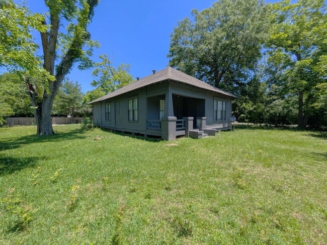 Building Photo - 1420 Live Oak St