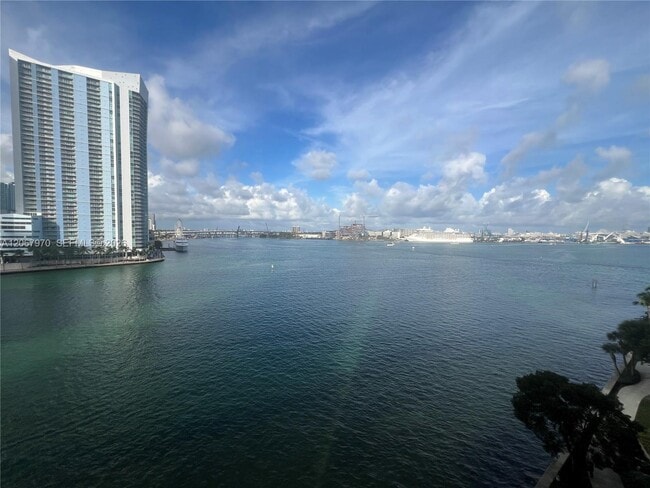 Building Photo - 888 Brickell Key Dr Unit 806