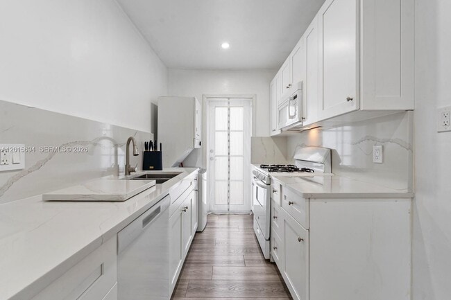 Building Photo - 8550 Byron Ave Unit 2G