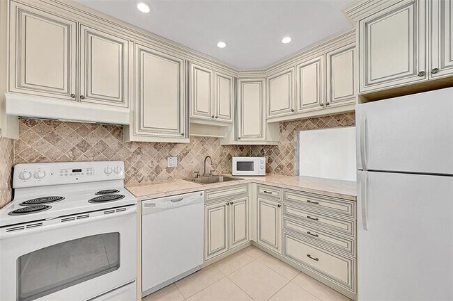Building Photo - 23 Abbey Ln Unit 202