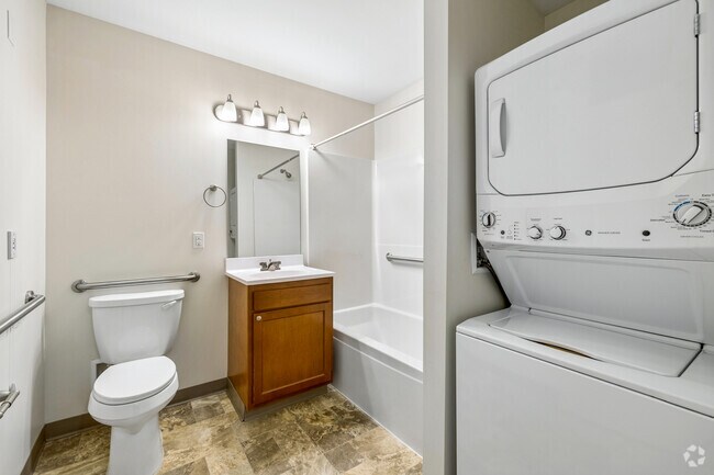 2BR, 1BA - 825SF - Primary Bathroom