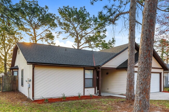 Building Photo - 7749 Pikes Peak Dr