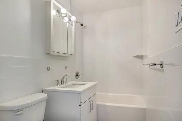 235 W 22nd St Unit 8f