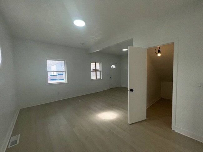 Photo - 121 Monroe St