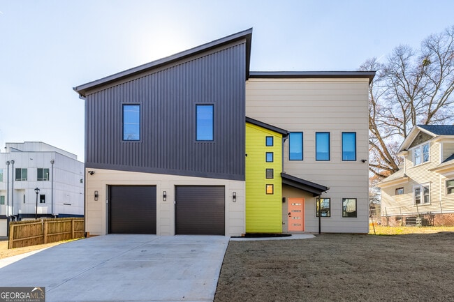 Building Photo - 2017 Memorial Dr SE