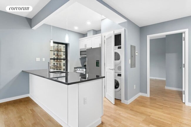 Photo - 460 Grand St