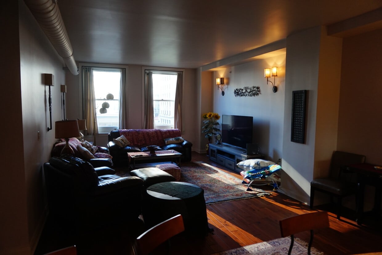 Living Room - 300 4th Ave (Pittsburgh, PA)