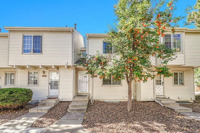 Building Photo - $2,350.00, 2-bed, 2.5-bath townhouse in th... Unit D