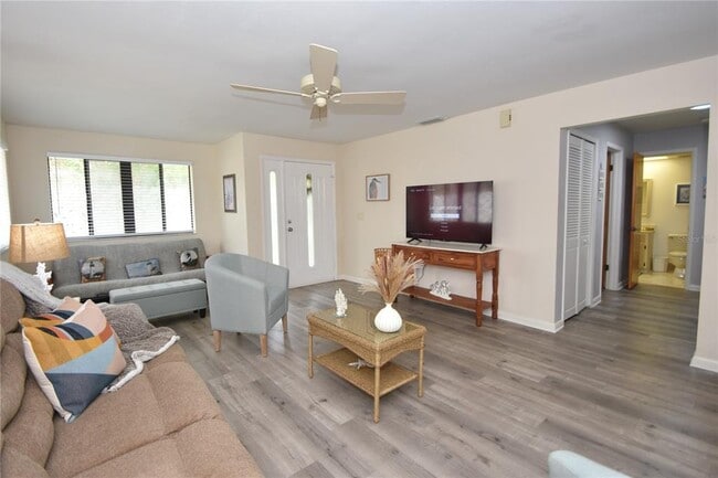 Photo - 18 Covington Ln