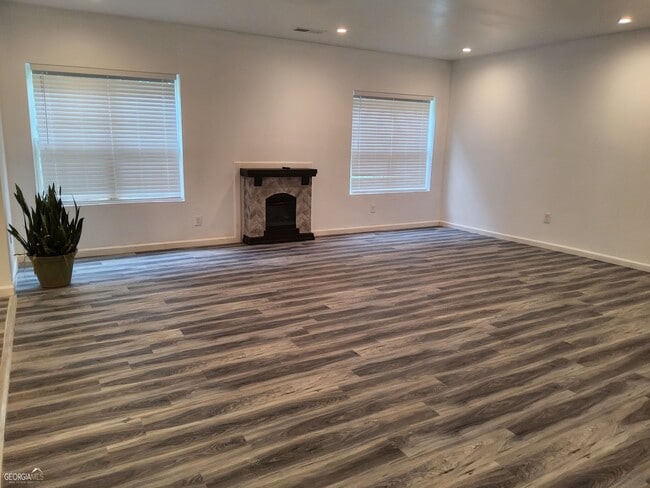 Building Photo - 325 Sunderland Way
